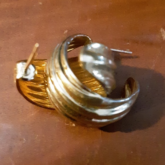 Gold shelled earing - Picture 2 of 2